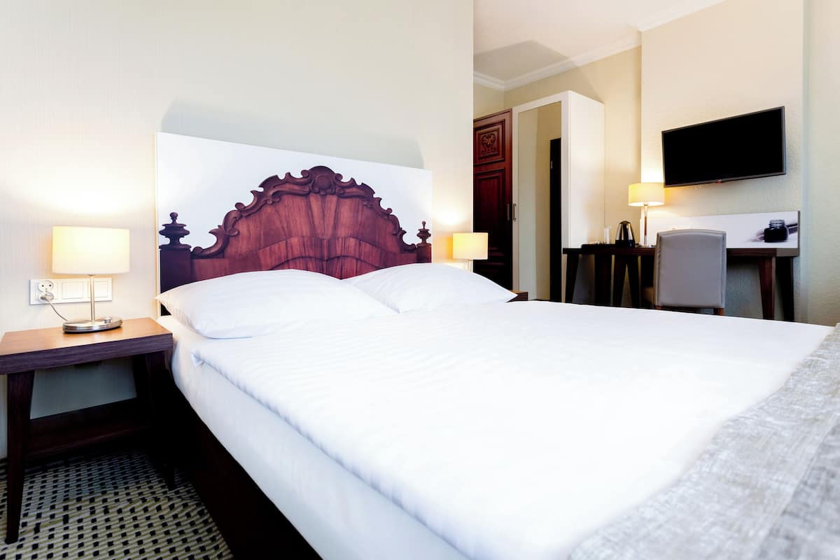 Economy Double Room, 1 Double Bed | 1 bedroom, in-room safe, desk, iron/ironing board