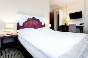 Economy tweepersoonskamer, 1 tweepersoonsbed | 1 slaapkamer, een kluis op de kamer, een bureau