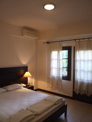 Standard Room | Free cribs/infant beds, free WiFi, bed sheets