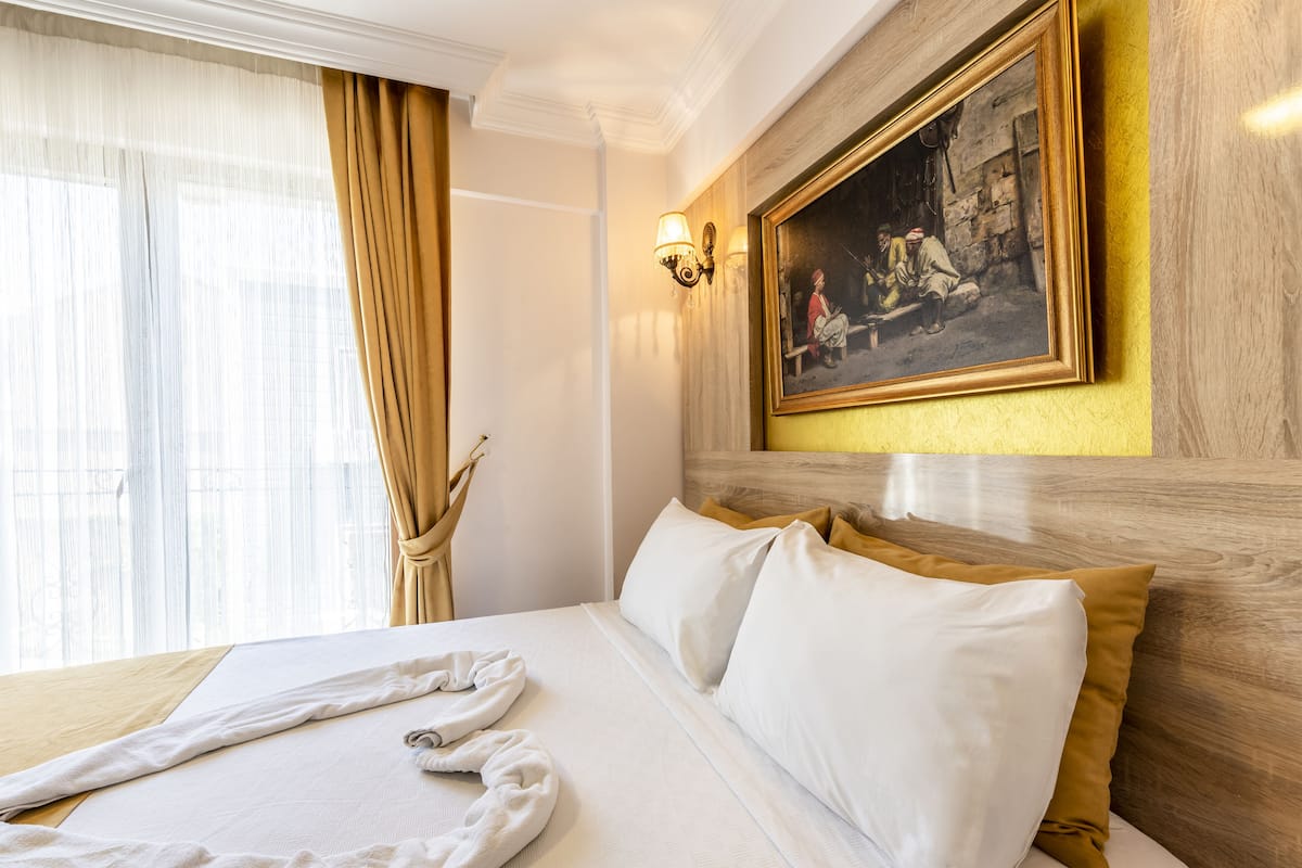 Luxe beddengoed, een kluis op de kamer, een bureau, een laptopwerkplek