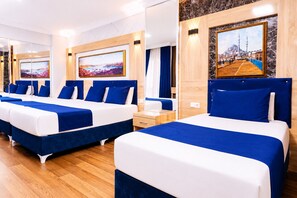 Una habitación de hotel con dos camas, cabecera de madera, mesita de noche, espejo y un cuadro de un paisaje urbano.