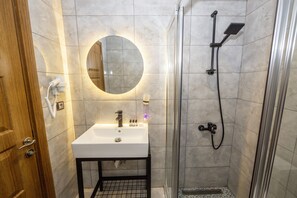 Free toiletries, hair dryer, slippers, towels - Kadirga Antik Hotel (Istanbul)