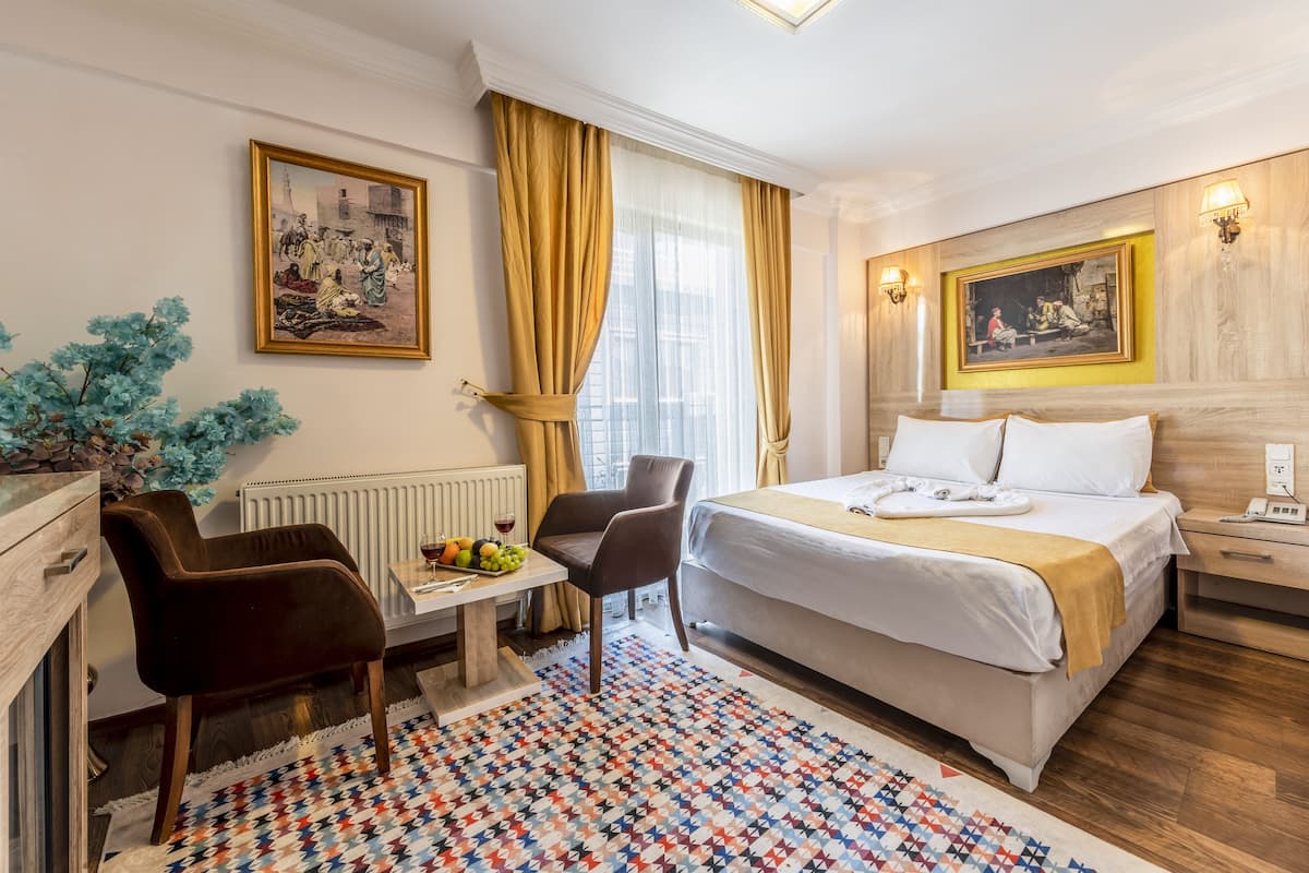 Deluxe tweepersoonskamer | Luxe beddengoed, een kluis op de kamer, een bureau, een laptopwerkplek