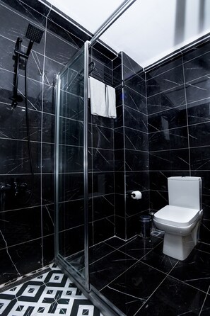 Family Room | Bathroom | Free toiletries, hair dryer, slippers, towels - Kadirga Antik Hotel (Istanbul)