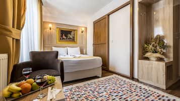 Chambre Double Deluxe | Literie de qualité supérieure, coffres-forts dans les chambres, bureau