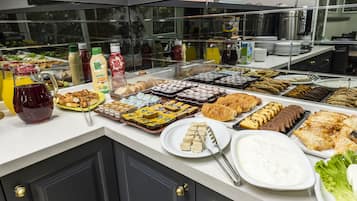 朝食 (ビュッフェ)、毎日提供 (無料)