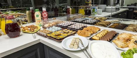 Free daily buffet breakfast