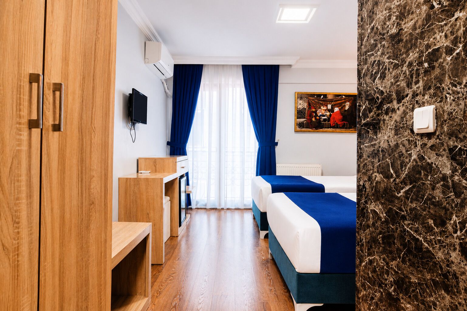 Deluxe Twin Room | Premium bedding, in-room safe, desk, laptop workspace
