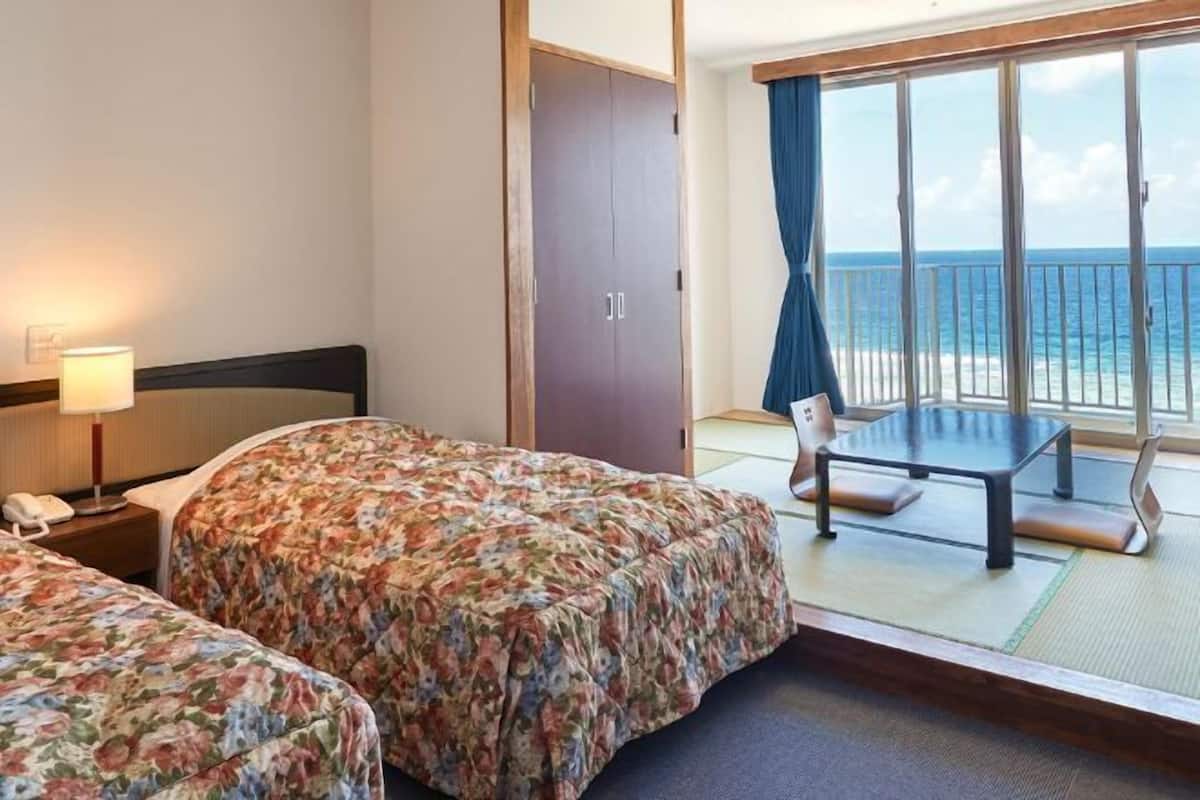 In-room safe, desk, bed sheets