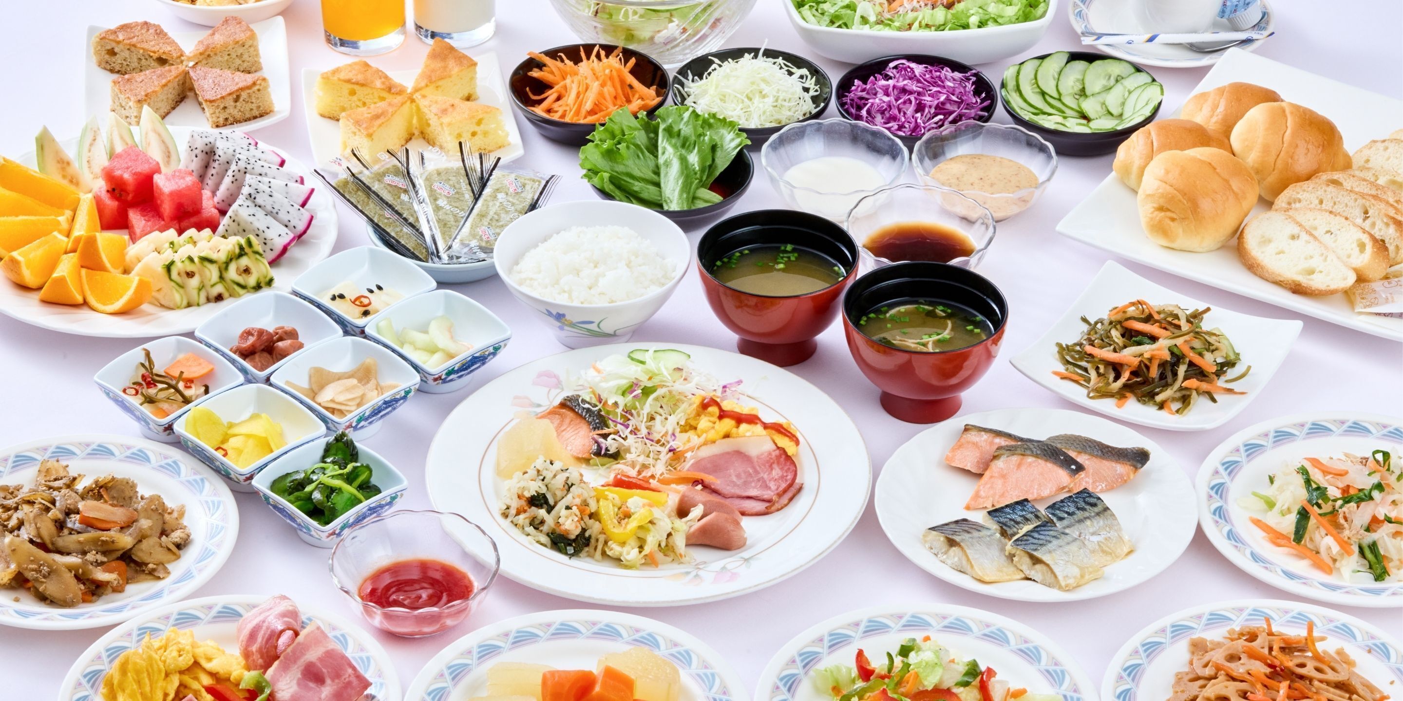 每日供應自助早餐 (費用另計)