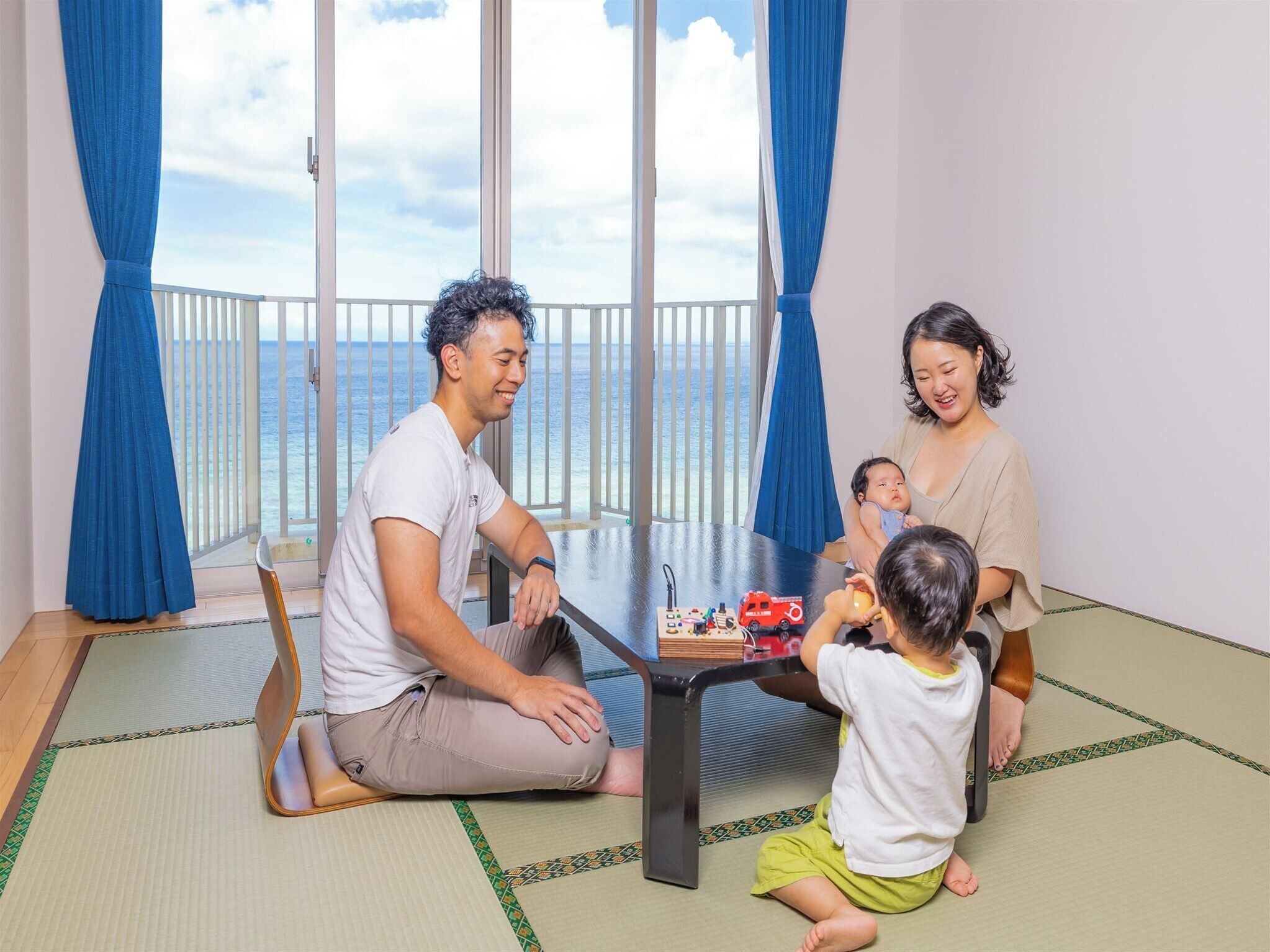 Cofres nos quartos, escrivaninha, roupa de cama