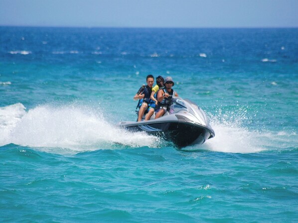 A jet ski with three passengers on a clear day. - Hotel Miyuki Beach (Onna)