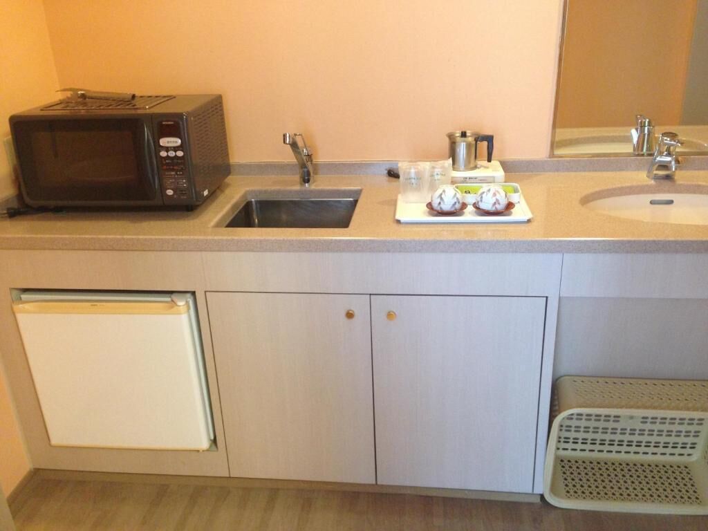 fridge, coffee/tea maker, electric kettle