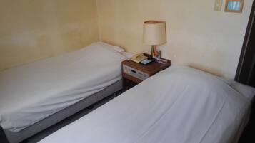 Twin Room, Smoking | Desk, iron/ironing board, free wired Internet