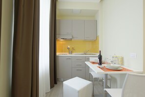 Studio (3 Adults) | Private kitchen | Fridge, stovetop, cookware/dishes/utensils