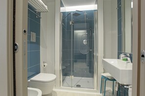 Douche, articles de toilette gratuits, sèche-cheveux, peignoirs