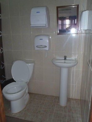 Dobbeltrom | Bad | Dusj, hårføner og håndklær