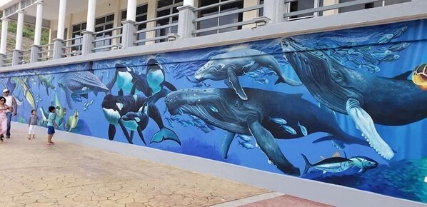 A mural of marine life on a building's exterior wall. - HOTEL & CASINO ATLANTIC CITY de SAN JUAN DEL SUR (San Juan del Sur)