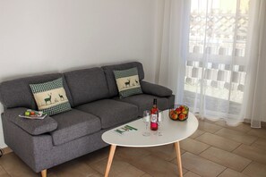 Family Apartment (Souterrain) | Living area | 43-inch LCD TV with digital channels - Hotel Restaurant Zum Reussenstein (Boeblingen)