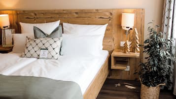 Double Room | 1 bedroom, minibar, blackout drapes, iron/ironing board