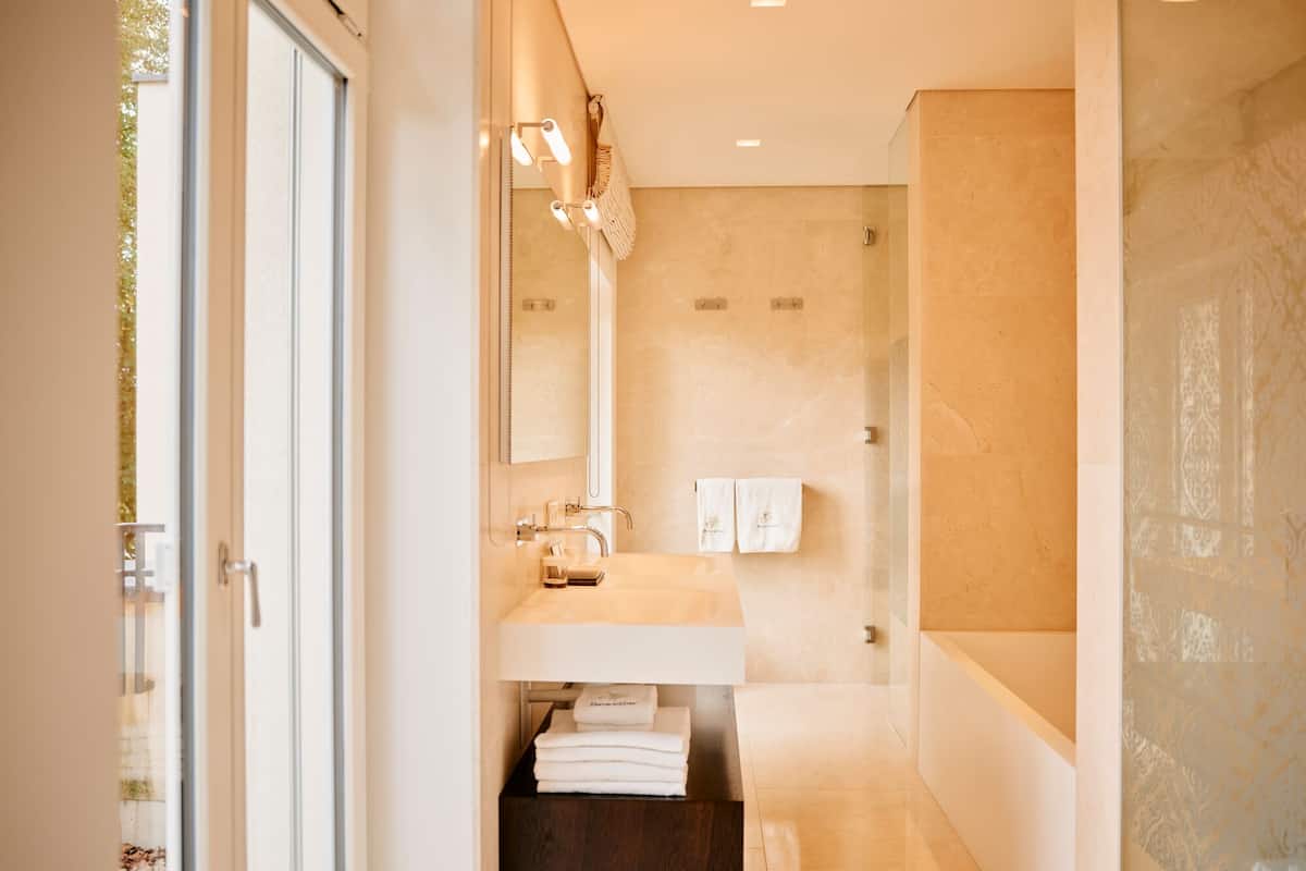 comfort penthouse, 1 king bed, patio, park view | bathroom | hair dryer, bathrobes, slippers, towels