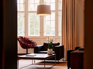 Suite Deluks, 1 Tempat Tidur Double | Area keluarga | Televisi layar datar 40-inci dengan saluran TV kabel dan TV