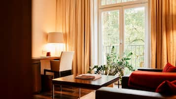Junior Studio Suite, 1 King Bed | Living area | 40-inch flat-screen TV with cable channels, TV