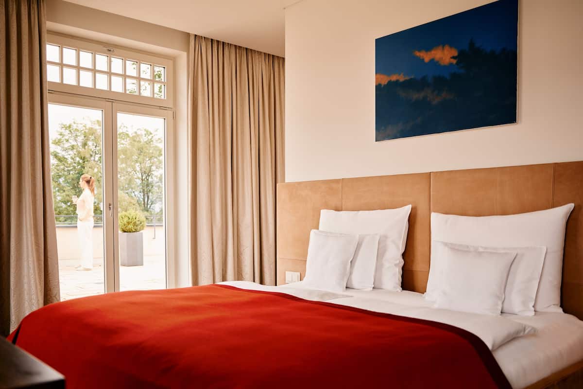 comfort penthouse, 1 king bed, patio, park view | 1 bedroom, premium bedding, minibar, in-room safe