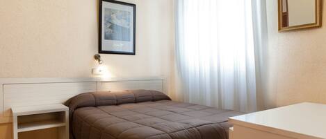 Caja de seguridad en la habitación y escritorio