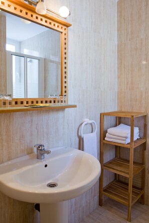 Quadruple Room | Bathroom sink - Hostal América (Madrid)