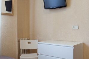 Single Room | In-room safe, desk, iron/ironing board, free WiFi - Hostal América (Madrid)