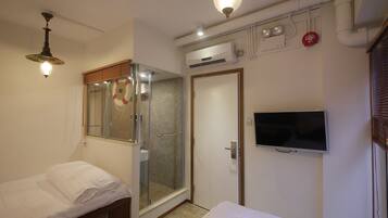 Family Room | Desk, free WiFi