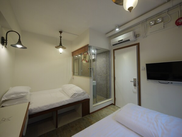 Family Room | Desk, free WiFi