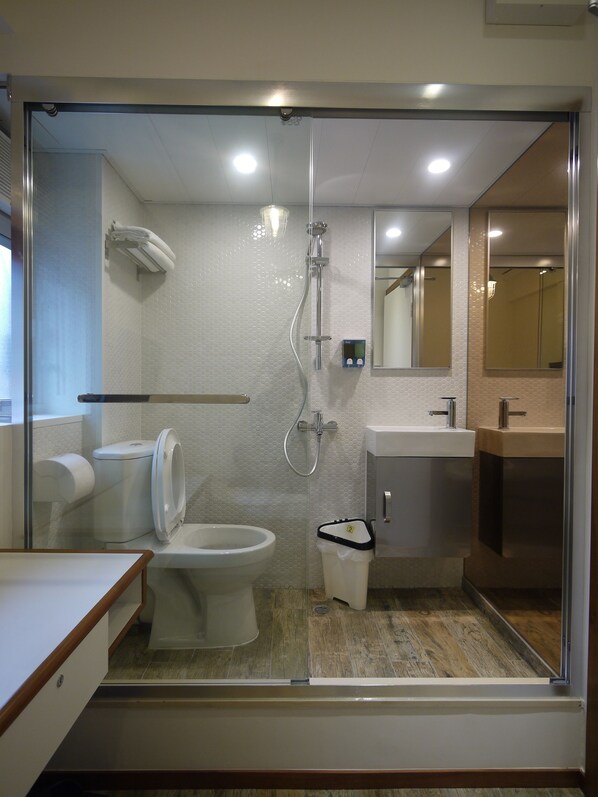 Habitación doble | Baño | Regadera, amenidades de baño gratuitas, secadora de cabello, toallas 