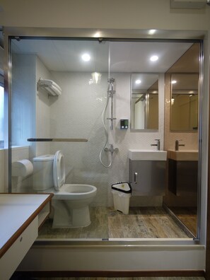 双人房 | 浴室 | 淋浴设施、免费洗浴用品、吹风机、毛巾
