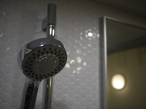 Habitación familiar | Amenidades de baño | Regadera, amenidades de baño gratuitas, secadora de cabello, toallas 