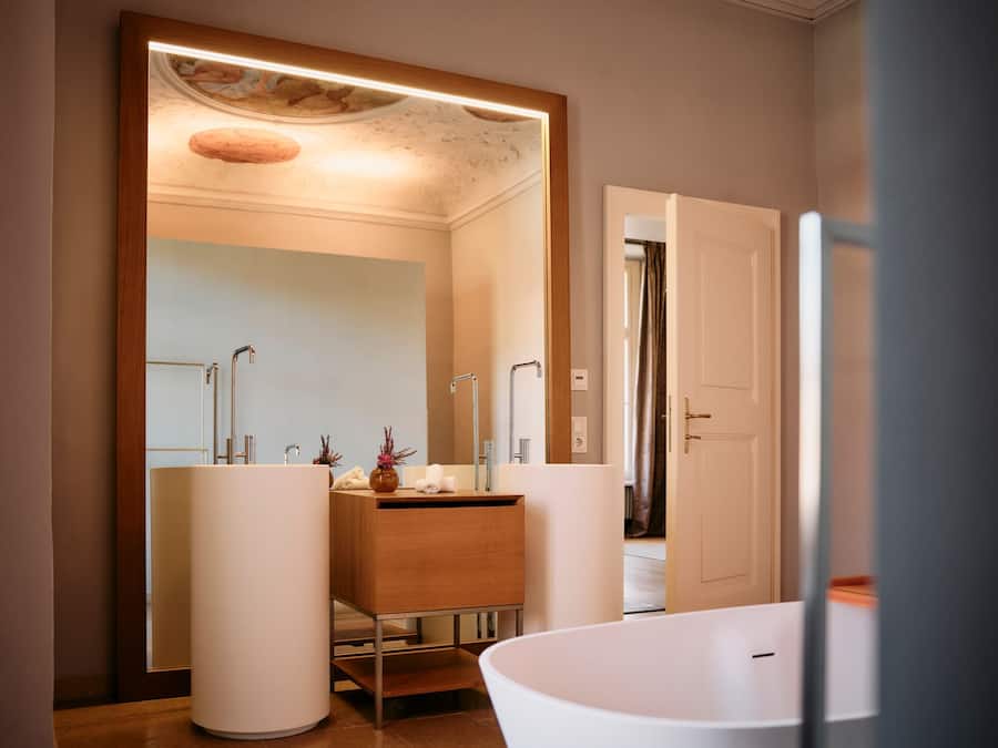 Superior Suite, 1 King Bed, Bathtub | Bathroom | Shower, rainfall showerhead, free toiletries, hair dryer