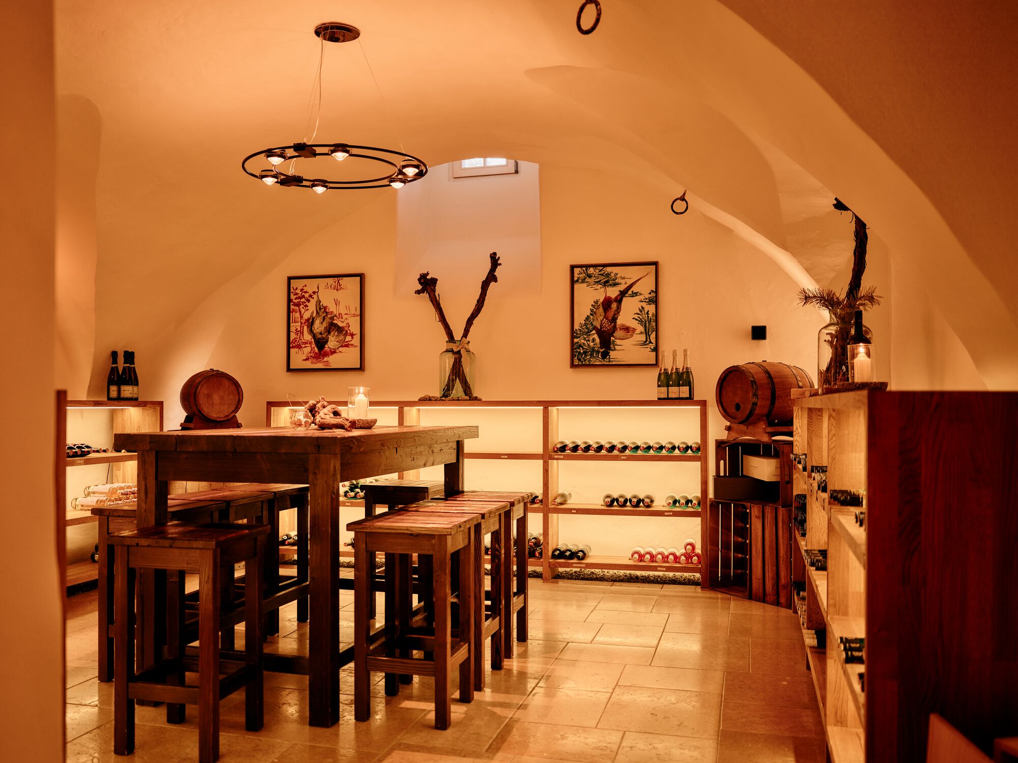Une cave à vin accueillante, avec des meubles en bois, des étagères à vin et des éléments décoratifs.