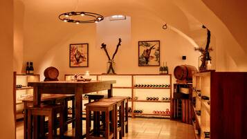 Une cave à vin accueillante, avec des meubles en bois, des étagères à vin et des éléments décoratifs.
