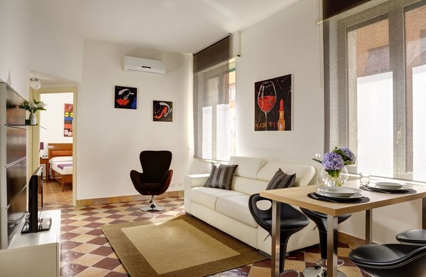 Departamento estándar, 1 habitación | Sala de estar | Televisión de pantalla plana 