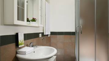 Appartamento Standard, 1 camera da letto | Bagno | Doccia, set di cortesia gratuito, asciugacapelli, bidet