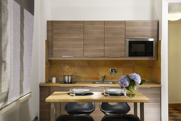 Appartement Standard, 1 chambre | Coin cuisine privé | Grand réfrigérateur, micro-ondes (sur demande), plaque de cuisson
