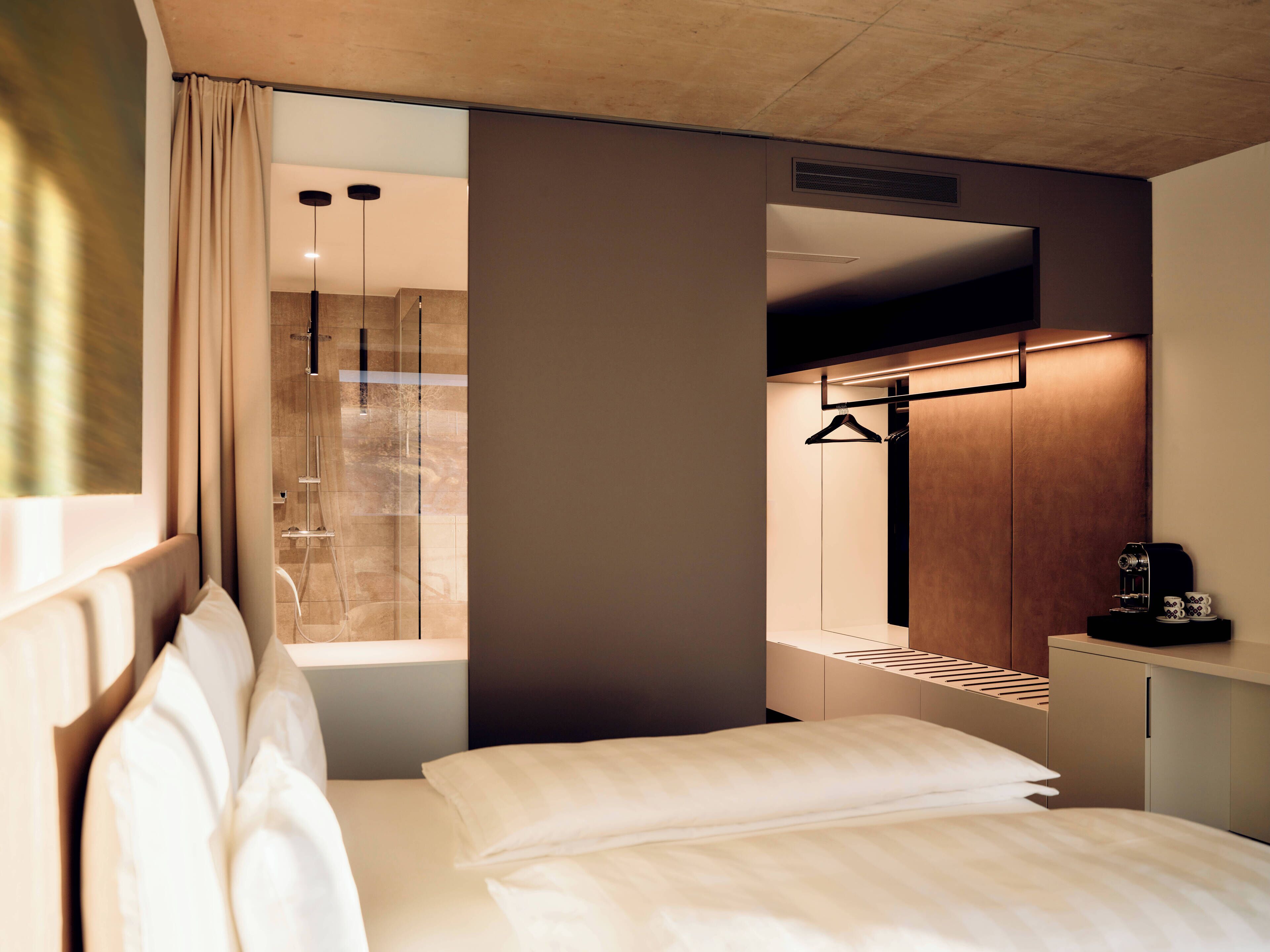 Double Room, 1 King Bed, Non Smoking, Air conditioning | Premium bedding, in-room safe, soundproofing, iron/ironing board