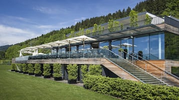 Ropa de cama de alta calidad y caja de seguridad en la habitación