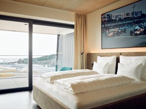 Deluxe Double Room, 1 King Bed, Non Smoking | Premium bedding, in-room safe, soundproofing, iron/ironing board