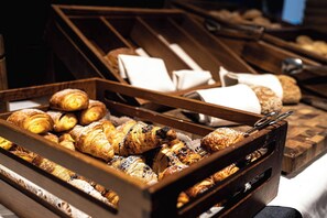Café da manhã com buffet grátis todos os dias