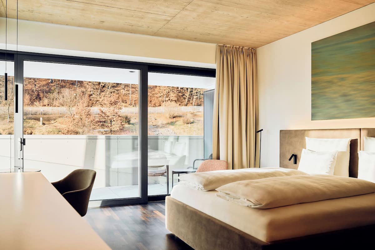 Double Room, 1 King Bed, Non Smoking, Air conditioning | Premium bedding, in-room safe, iron/ironing board, free WiFi