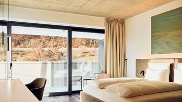 Double Room, 1 King Bed, Non Smoking, Air conditioning | Premium bedding, in-room safe, iron/ironing board, free WiFi