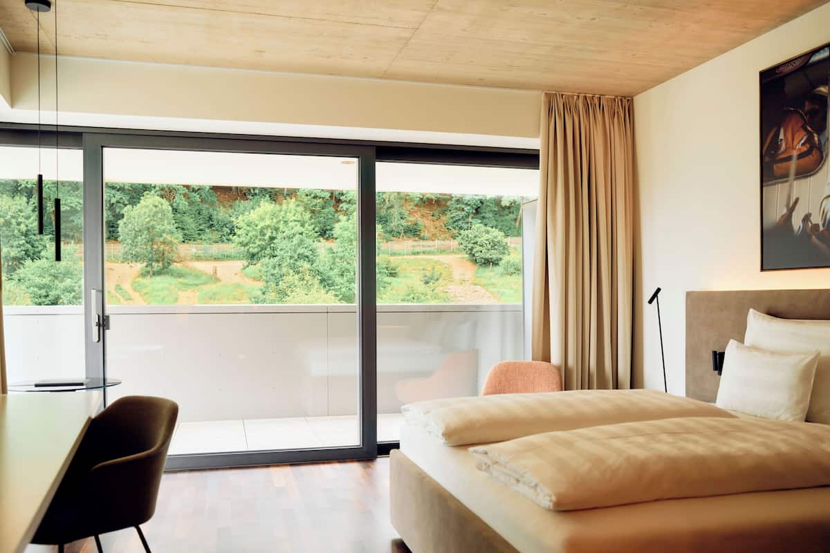 Double Room, 1 King Bed, Non Smoking, Air conditioning | Premium bedding, in-room safe, soundproofing