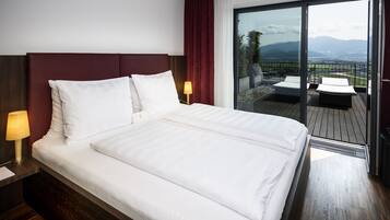 Ropa de cama de alta calidad y caja de seguridad en la habitación